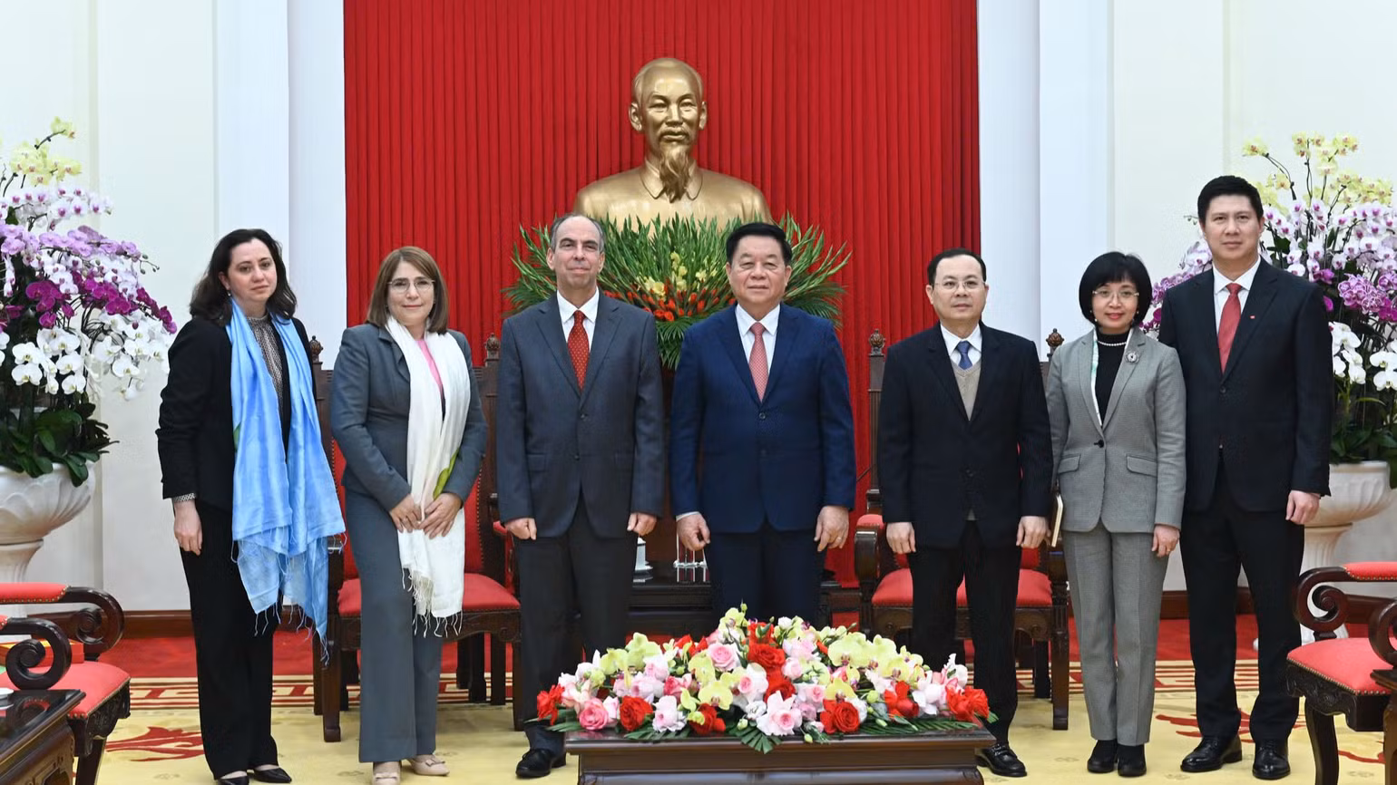 Đồng chí Nguyễn Trọng Nghĩa và Đại sứ Rogelio Polanco Fuentes cùng các thành viên Đại sứ quán Cuba tại Việt Nam . (Ảnh: THẾ ĐẠI)