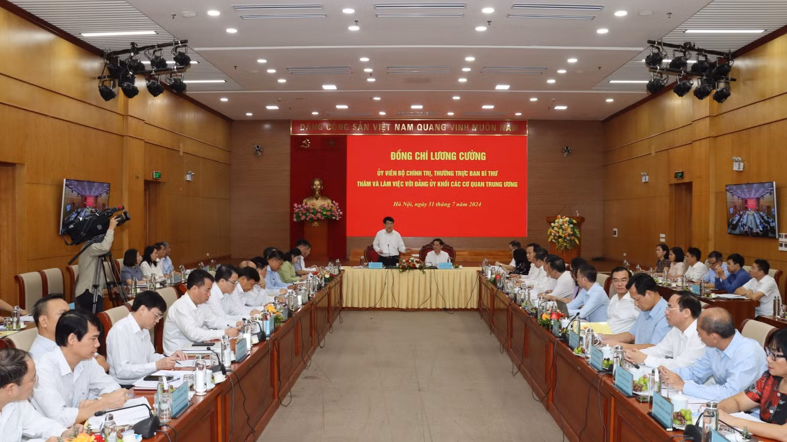 Hội nghị ghi nhận các ý kiến thảo luận thẳng thắn, trách nhiệm. Hội nghị ghi nhận các ý kiến thảo luận thẳng thắn, trách nhiệm.