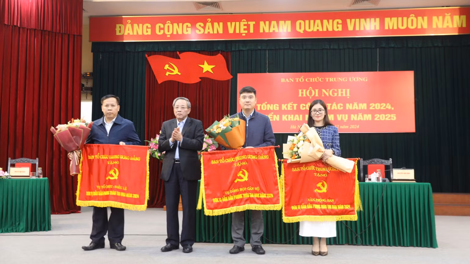 Các đơn vị được trao cờ thi đua. Các đơn vị được trao cờ thi đua.