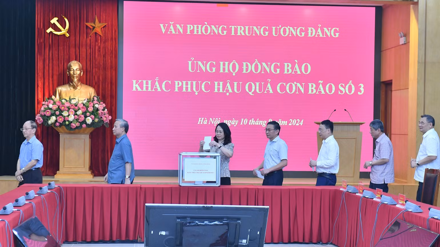 Các đồng chí nguyên lãnh đạo Đảng, Nhà nước và lãnh đạo Văn phòng Trung ương Đảng tham gia ủng hộ. (Ảnh: ĐĂNG KHOA)