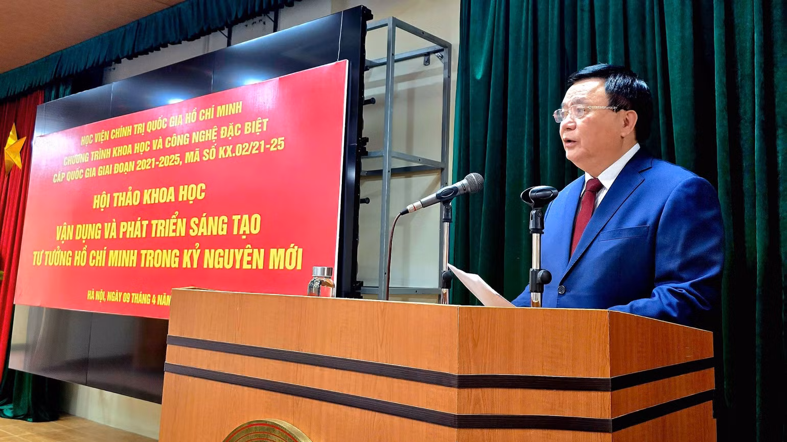 Đồng chí Nguyễn Xuân Thắng, Ủy viên Bộ Chính trị, Giám đốc Học viện Chính trị quốc gia Hồ Chí Minh, Chủ tịch Hội đồng Lý luận Trung ương phát biểu khai mạc hội thảo.
