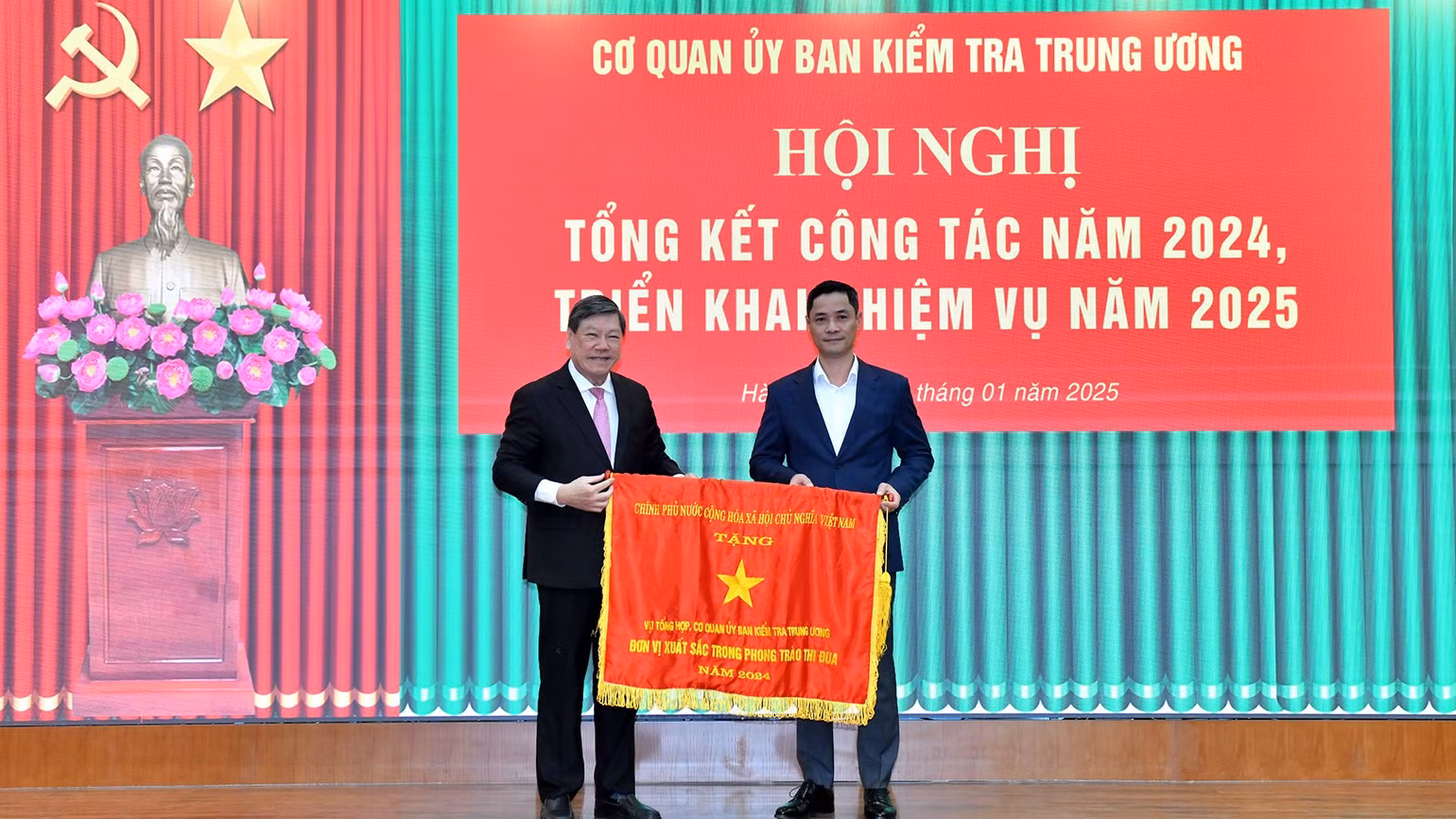 Đồng chí Phó Chủ nhiệm Thường trực Ủy ban Kiểm tra Trung ương Trần Văn Rón trao cờ thi đua của Thủ tướng Chính phủ tặng Vụ Tổng hợp. (Ảnh: ĐĂNG KHOA)