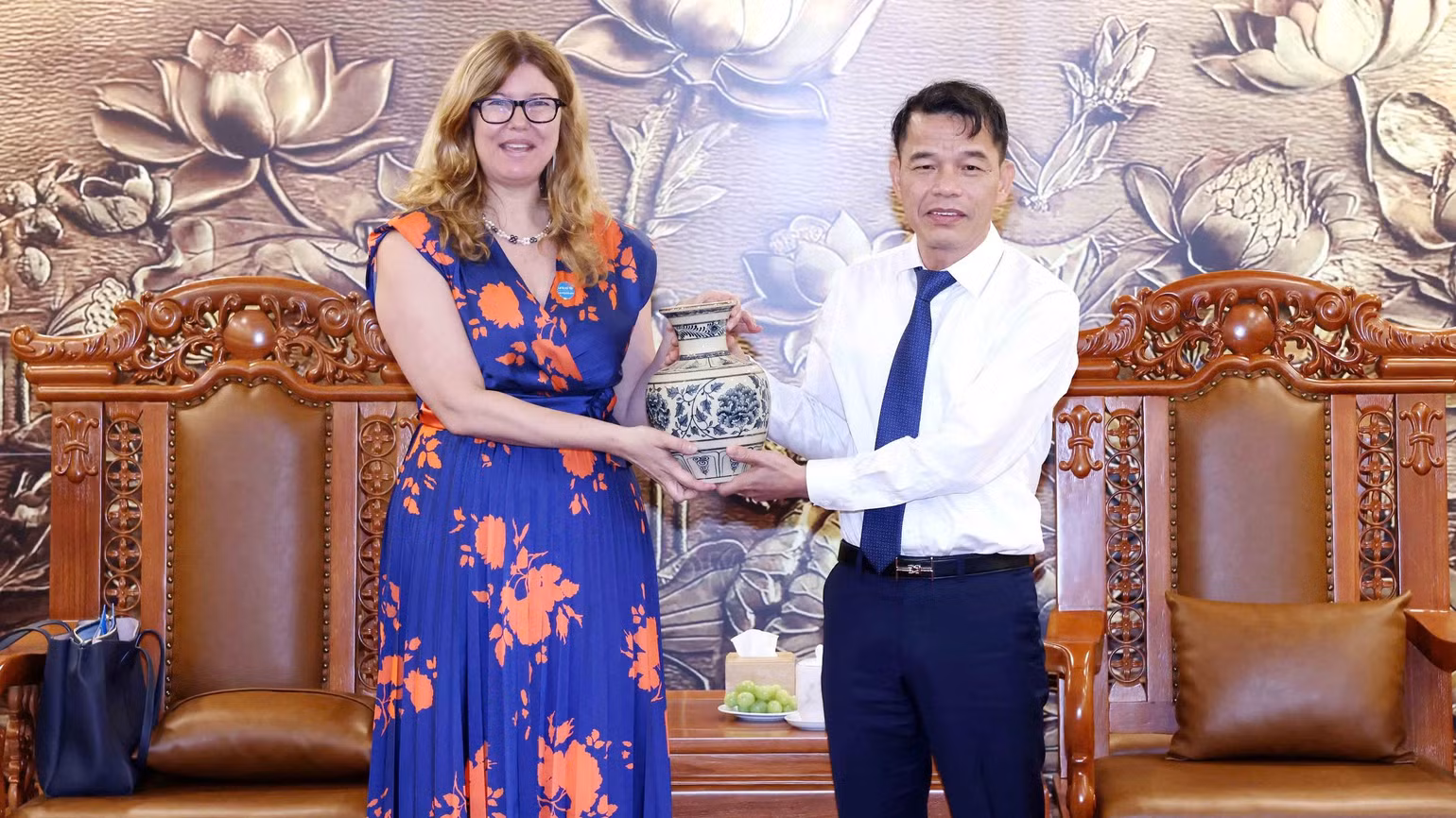 Lãnh đạo Ban Tuyên giáo và Dân vận Trung ương trao tặng Trưởng đại diện UNICEF tại Việt Nam sản phẩm thủ công mỹ nghệ gốm sứ Việt.