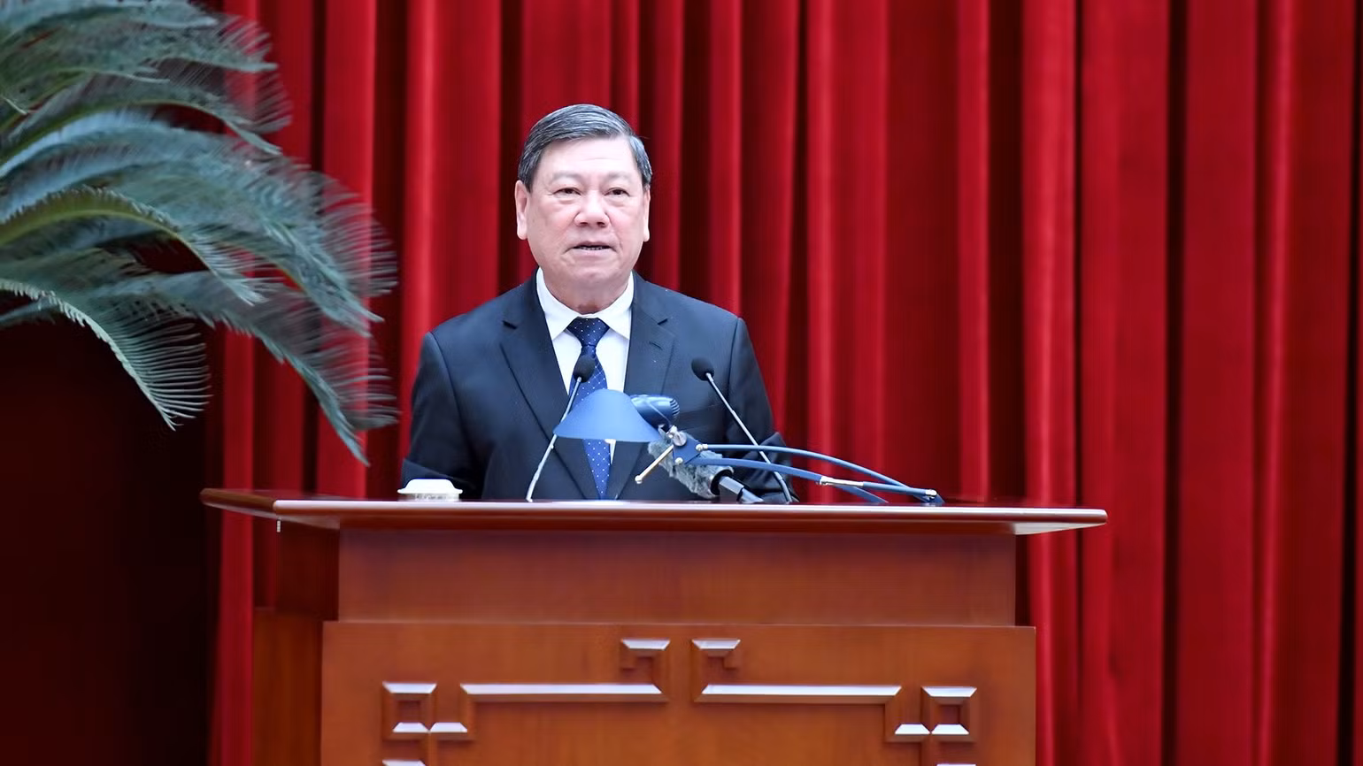 Đồng chí Trần Văn Rón, Ủy viên Trung ương Đảng, Phó Chủ nhiệm Thường trực Ủy ban Kiểm tra Trung ương trình bày báo cáo tại Hội nghị. (Ảnh: Đăng Khoa)