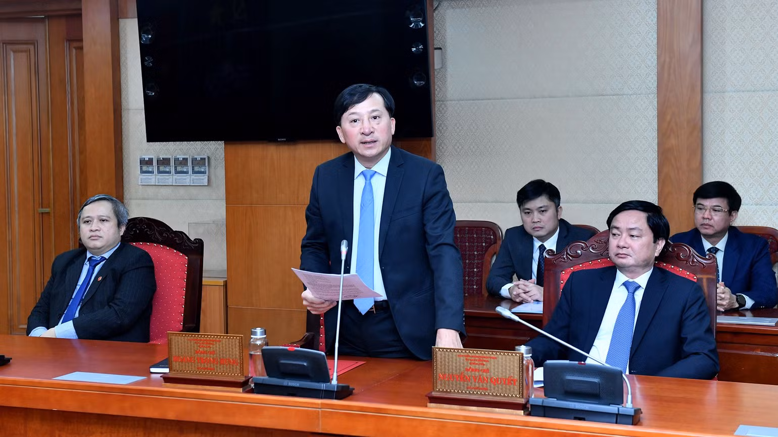 Đồng chí Hoàng Trọng Hưng, Phó Chủ nhiệm Ủy ban Kiểm tra Trung ương công bố Quyết định của Bộ Chính trị về chức năng, nhiệm vụ; tổ chức, bộ máy của Cơ quan Ủy ban Kiểm tra Trung ương. (Ảnh: ĐĂNG KHOA)