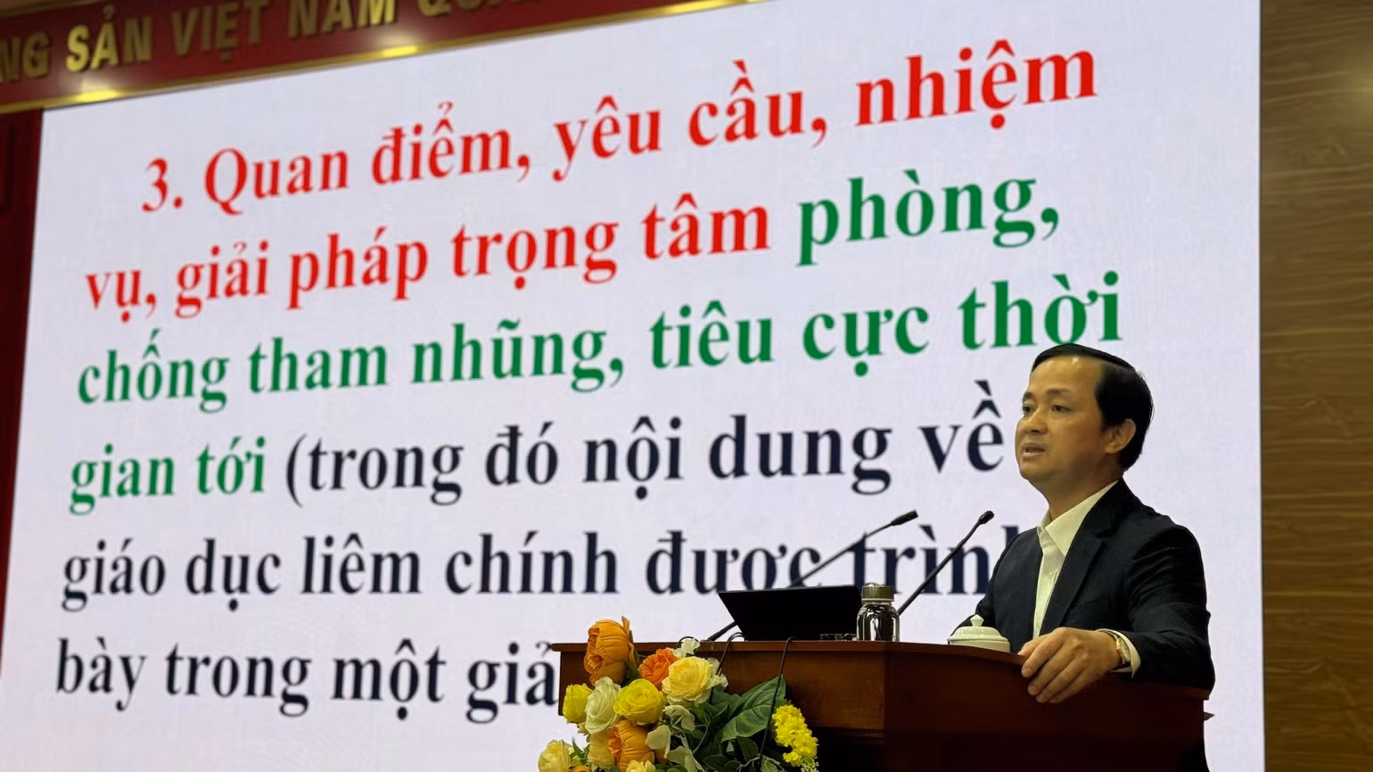 Đồng chí Nguyễn Xuân Trường thông tin về công tác đấu tranh phòng chống tham nhũng, tiêu cực.