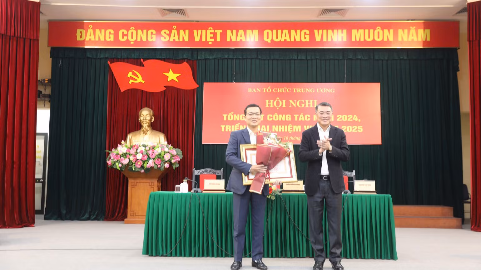Đồng chí Lê Minh Hưng trao Bằng khen của Thủ tướng Chính phủ cho Văn phòng Ban Tổ chức Trung ương. Đồng chí Lê Minh Hưng trao Bằng khen của Thủ tướng Chính phủ cho Văn phòng Ban Tổ chức Trung ương.
