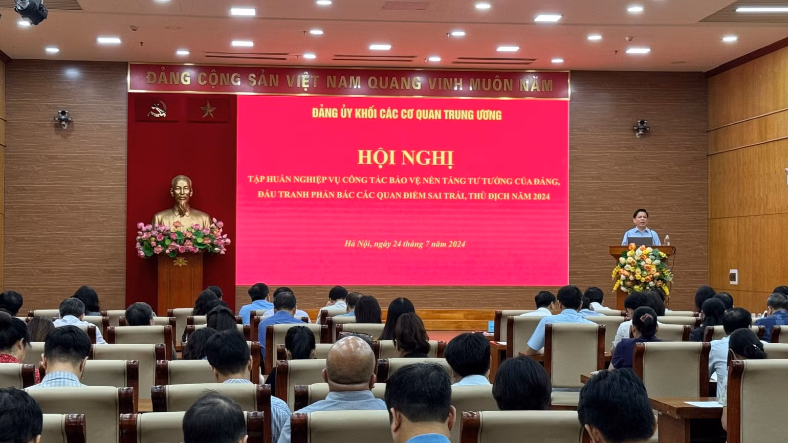 Toàn cảnh hội nghị.