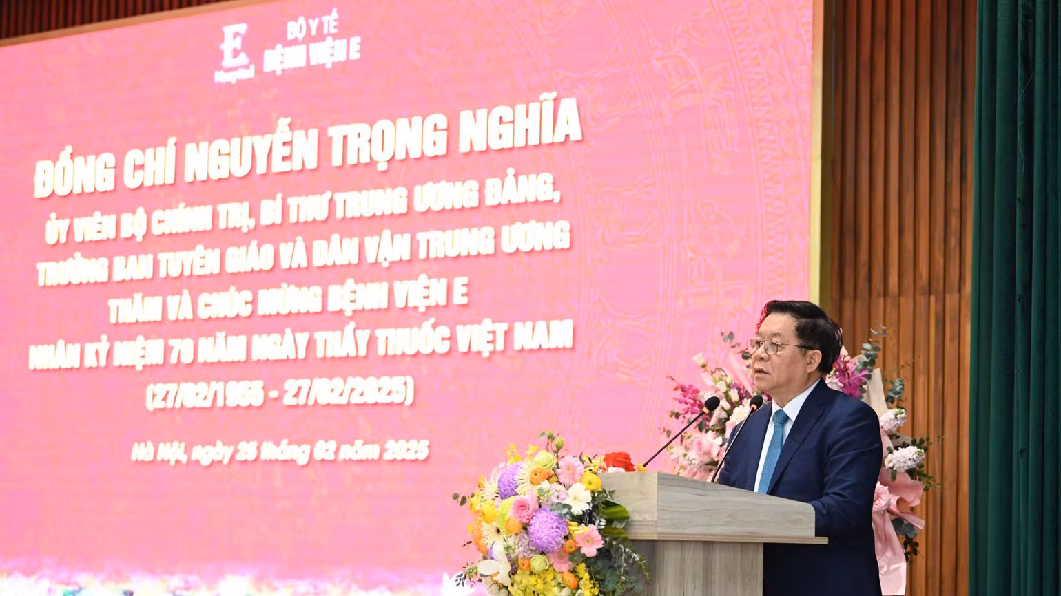 Đồng chí Nguyễn Trọng Nghĩa phát biểu chúc mừng Ngày Thầy thuốc Việt Nam tại Bệnh viện E. (Ảnh: THẾ ĐẠI) Đồng chí Nguyễn Trọng Nghĩa phát biểu chúc mừng Ngày Thầy thuốc Việt Nam tại Bệnh viện E. (Ảnh: THẾ ĐẠI)