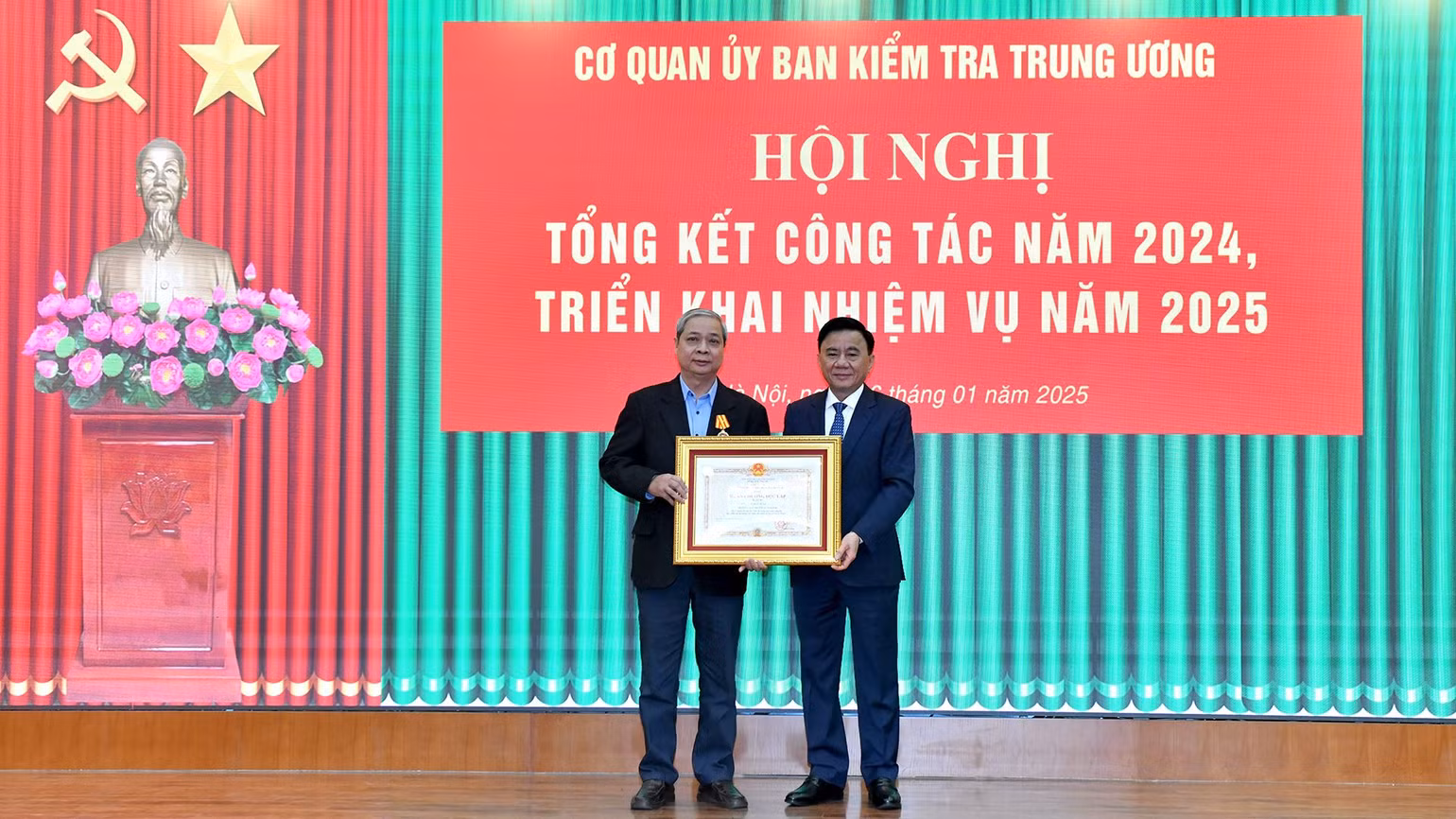 Thường trực Ban Bí thư Trần Cẩm Tú trao Huân chương Độc lập hạng 3 tặng đồng chí Vũ Khắc Hùng, nguyên Ủy viên Ủy ban Kiểm tra Trung ương. (Ảnh: ĐĂNG KHOA)