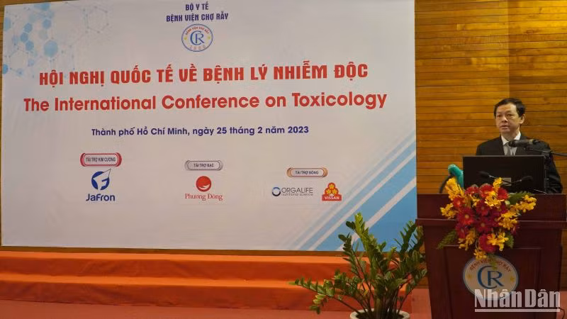Tiến sĩ, bác sĩ chuyên khoa 2 Nguyễn Tri Thức, Giám đốc bệnh viện Chợ Rẫy phát biểu tại hội nghị. (Ảnh: Thế Anh)