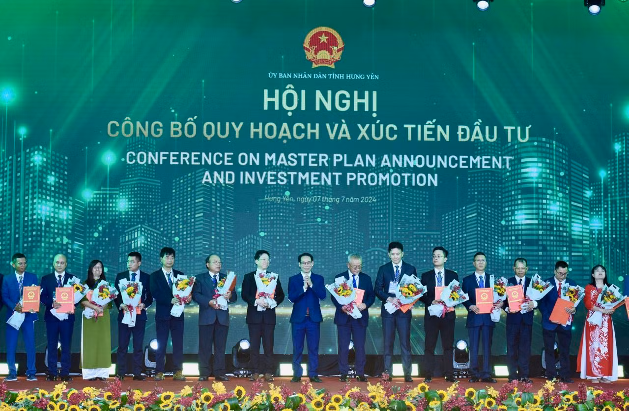 Lãnh đạo tỉnh Hưng Yên trao quyết định chấp thuận chủ trương đầu tư, thoả thuận hợp tác cho các doanh nghiệp, nhà đầu tư. Lãnh đạo tỉnh Hưng Yên trao quyết định chấp thuận chủ trương đầu tư, thoả thuận hợp tác cho các doanh nghiệp, nhà đầu tư.