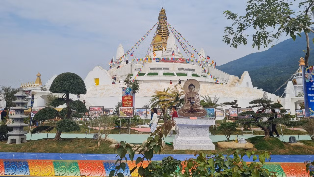Đại Bảo tháp Mandala Tây Thiên là công trình kiến trúc độc đáo thu hút khách. Đại Bảo tháp Mandala Tây Thiên là công trình kiến trúc độc đáo thu hút khách.