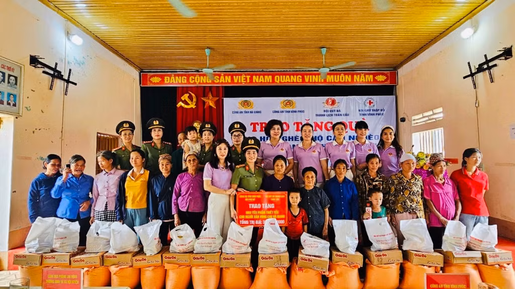 Cùng các đơn vị và nhà hảo tâm tặng quà cho người nghèo tỉnh Hà Giang.