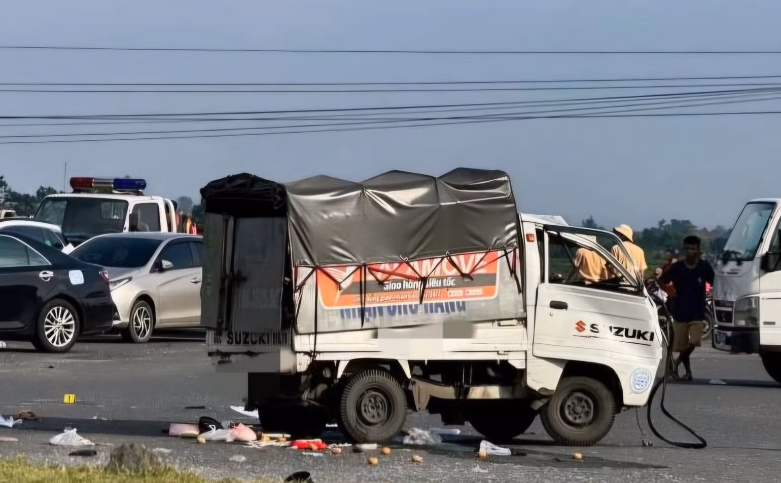 Xe tải móp méo sau vụ va chạm. Xe tải móp méo sau vụ va chạm.