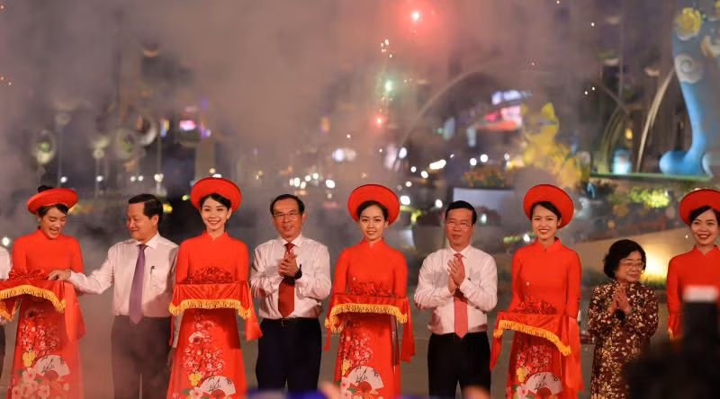 Các đại biểu thực hiện nghi thức cắt băng khai mạc Đường hoa Nguyễn Huệ Tết 2023.