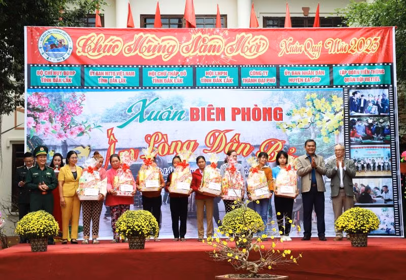 Tại chương trình, Bộ Chỉ huy Bộ đội Biên phòng tỉnh Đắk Lắk và các đơn vị, nhà hảo tâm trao tặng 220 suất quà cho các hộ gia đình chính sách, hộ gia đình có hoàn cảnh đặc biệt khó khăn, gia đình tiêu biểu trong thực hiện Phong trào “Toàn dân tham gia bảo vệ chủ quyền lãnh thổ, an ninh biên giới quốc gia trong tình hình mới”. Tại chương trình, Bộ Chỉ huy Bộ đội Biên phòng tỉnh Đắk Lắk và các đơn vị, nhà hảo tâm trao tặng 220 suất quà cho các hộ gia đình chính sách, hộ gia đình có hoàn cảnh đặc biệt khó khăn, gia đình tiêu biểu trong thực hiện Phong trào “Toàn dân tham gia bảo vệ chủ quyền lãnh thổ, an ninh biên giới quốc gia trong tình hình mới”.
