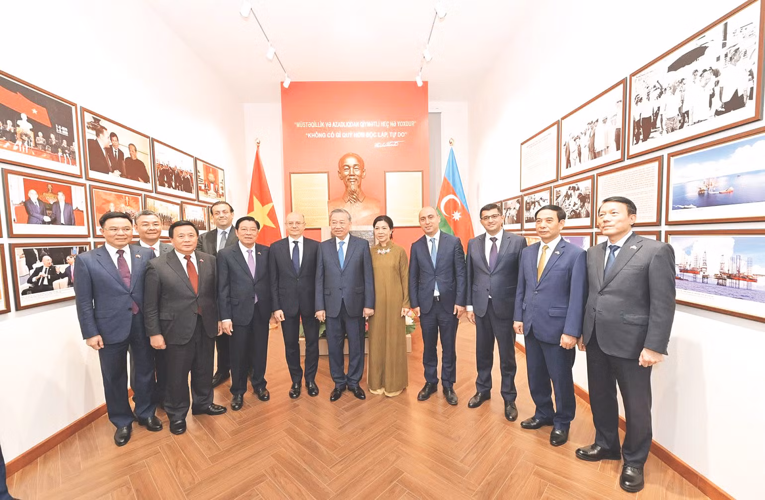 Tổng Bí thư Tô Lâm cùng Phu nhân và Đoàn đại biểu cấp cao Việt Nam dự Lễ Khánh thành Phòng Lưu niệm Chủ tịch Hồ Chí Minh với ngành dầu khí Việt Nam - Azerbaijan tại Baku. Tổng Bí thư Tô Lâm cùng Phu nhân và Đoàn đại biểu cấp cao Việt Nam dự Lễ Khánh thành Phòng Lưu niệm Chủ tịch Hồ Chí Minh với ngành dầu khí Việt Nam - Azerbaijan tại Baku.