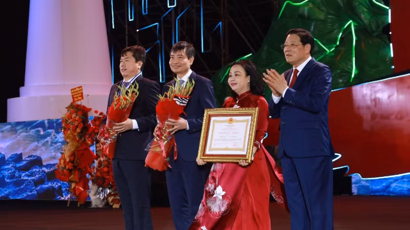 Thay mặt lãnh đạo Đảng, Nhà nước, đồng chí Phan Đình Trạc trao Huân chương Lao động hạng Nhất cho Đảng bộ, chính quyền và nhân dân tỉnh Phú Yên.