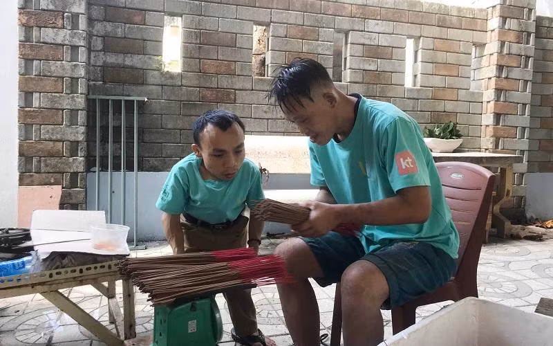 Thầy Nguyễn Ngọc Phương (trái) cùng các em làm hương.