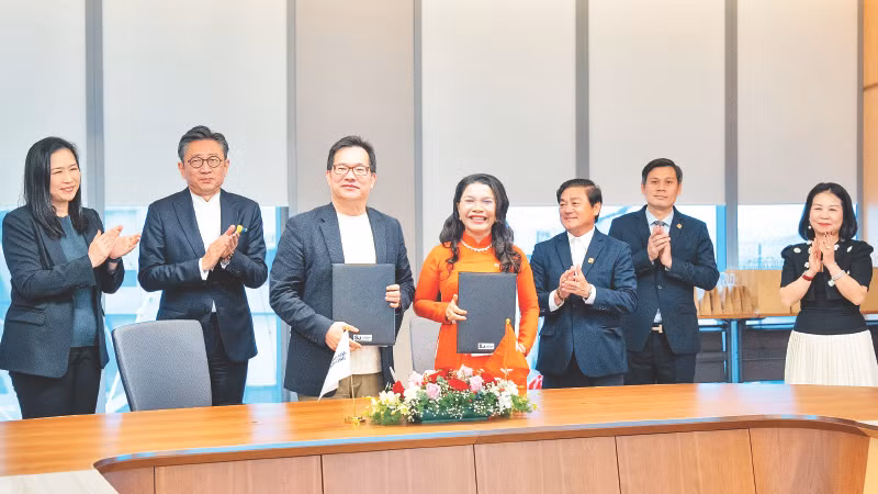 Cú bắt tay chiến lược giữa Kim Oanh Group và Surbana Jurong hứa hẹn nhiều triển vọng tươi sáng. Cú bắt tay chiến lược giữa Kim Oanh Group và Surbana Jurong hứa hẹn nhiều triển vọng tươi sáng.