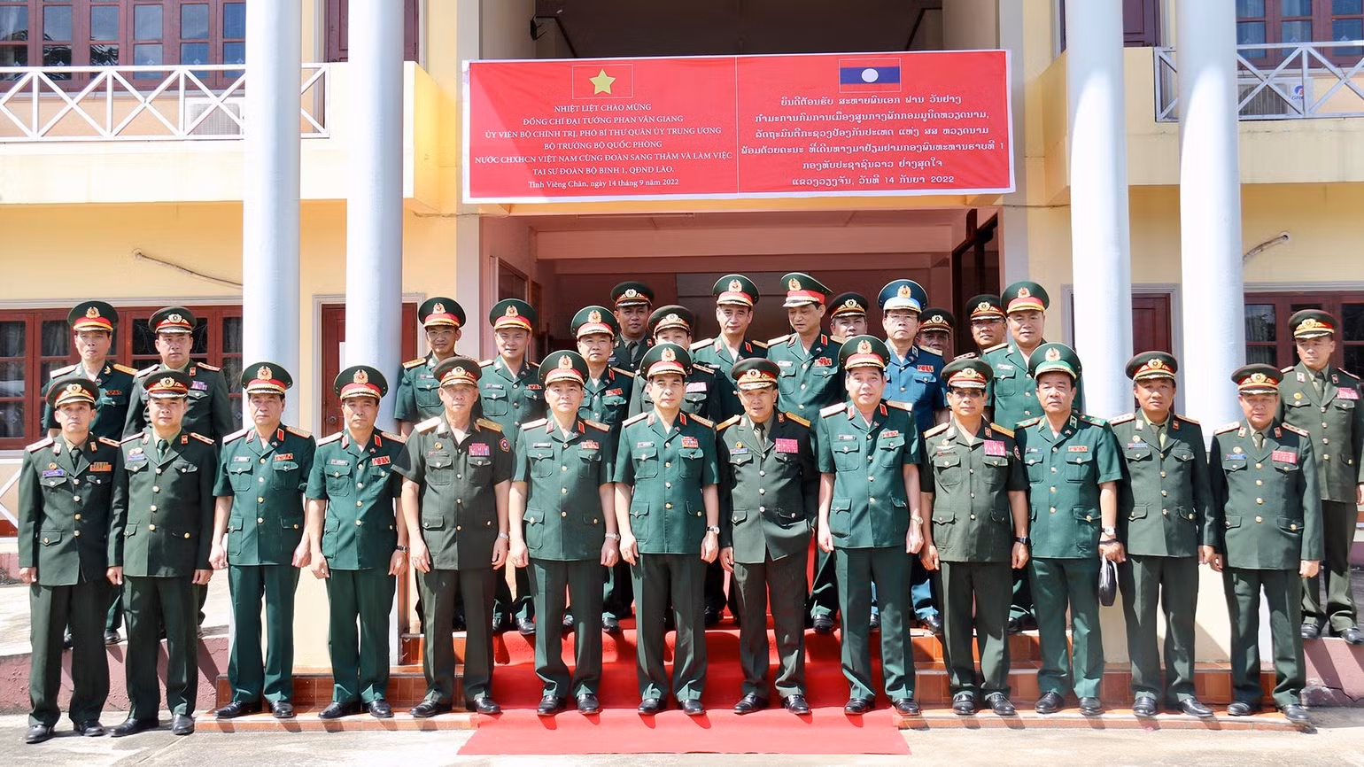 Đại tướng Phan Văn Giang và Đoàn đại biểu quân sự cấp cao Việt Nam thăm Sư đoàn Bộ binh 1, Quân đội nhân dân Lào. Đại tướng Phan Văn Giang và Đoàn đại biểu quân sự cấp cao Việt Nam thăm Sư đoàn Bộ binh 1, Quân đội nhân dân Lào.