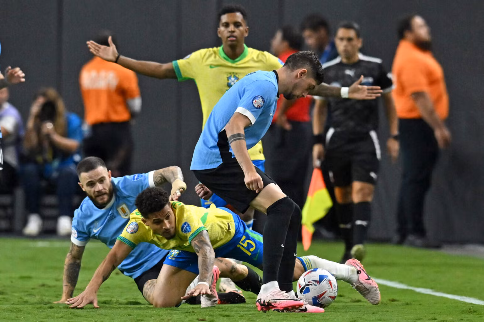 Tiền vệ Joao Gomes có tới 12 lần mất bóng do lối chơi pressing của Uruguay. (Ảnh: Getty) Tiền vệ Joao Gomes có tới 12 lần mất bóng do lối chơi pressing của Uruguay. (Ảnh: Getty)