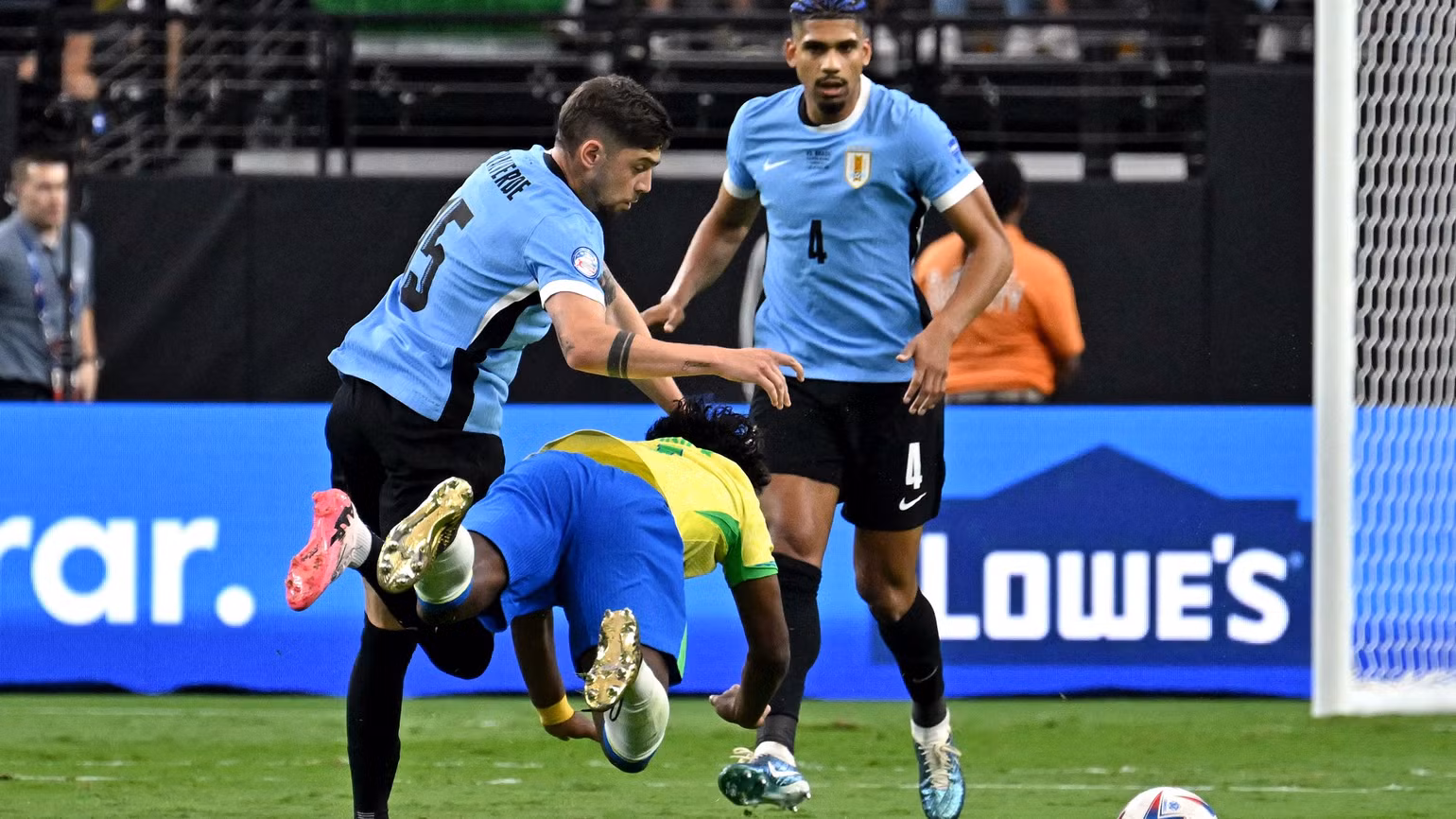 Endrick bị Federico Valverde và Ronald Araujo theo sát. (Ảnh: Getty) Endrick bị Federico Valverde và Ronald Araujo theo sát. (Ảnh: Getty)