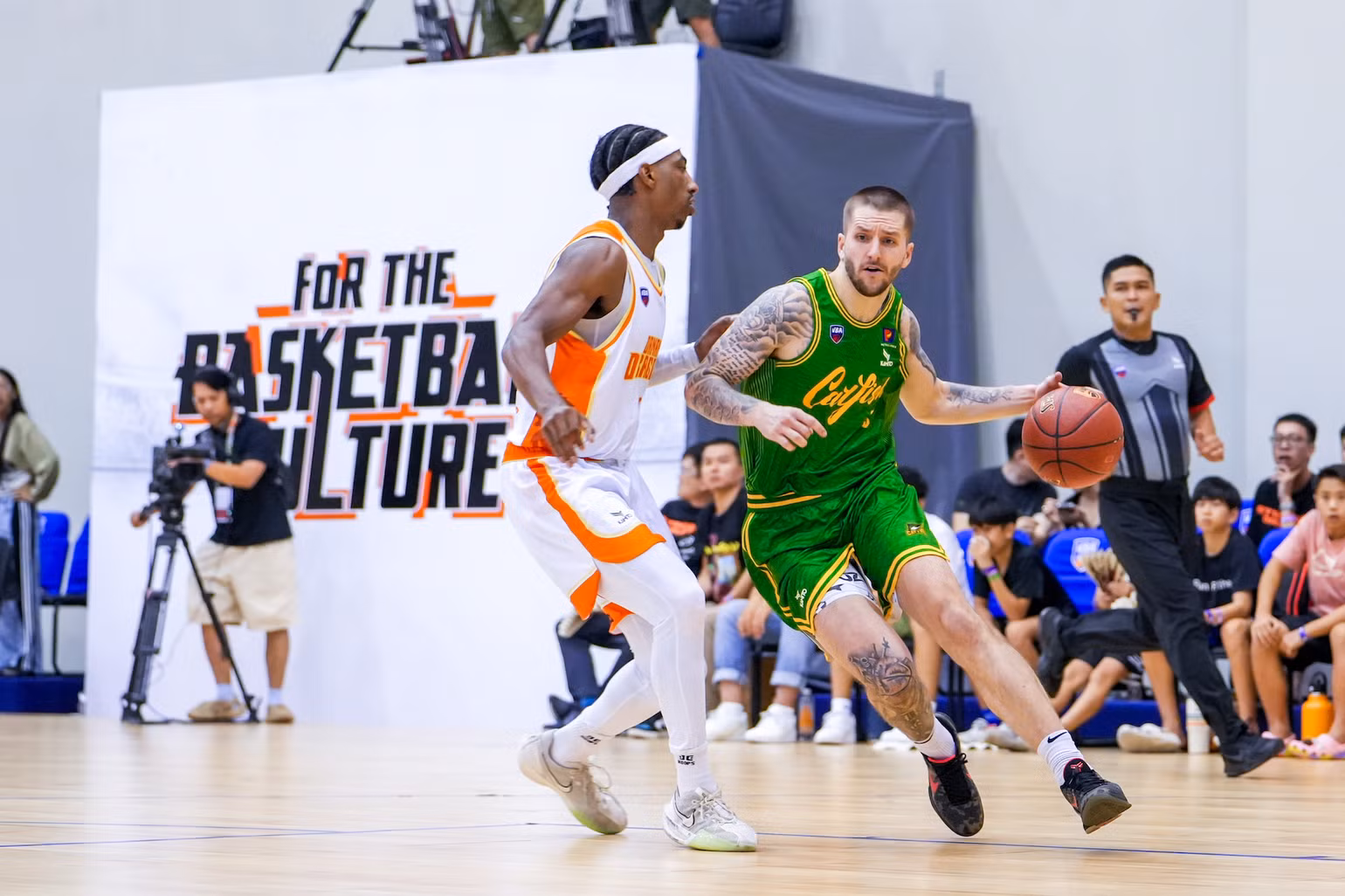 Dakota Zinser (áo xanh) sắm vai chủ công của Cantho Catfish. (Ảnh: VBA)