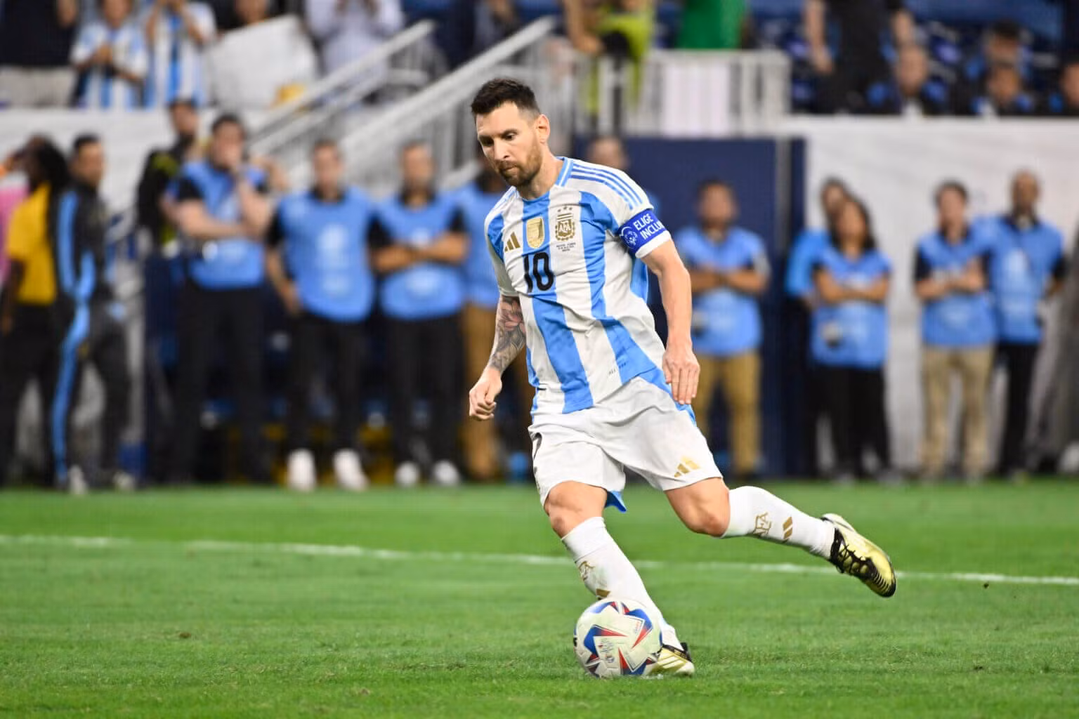 Messi thực hiện không thành công cú đá panelka. (Ảnh: Getty)