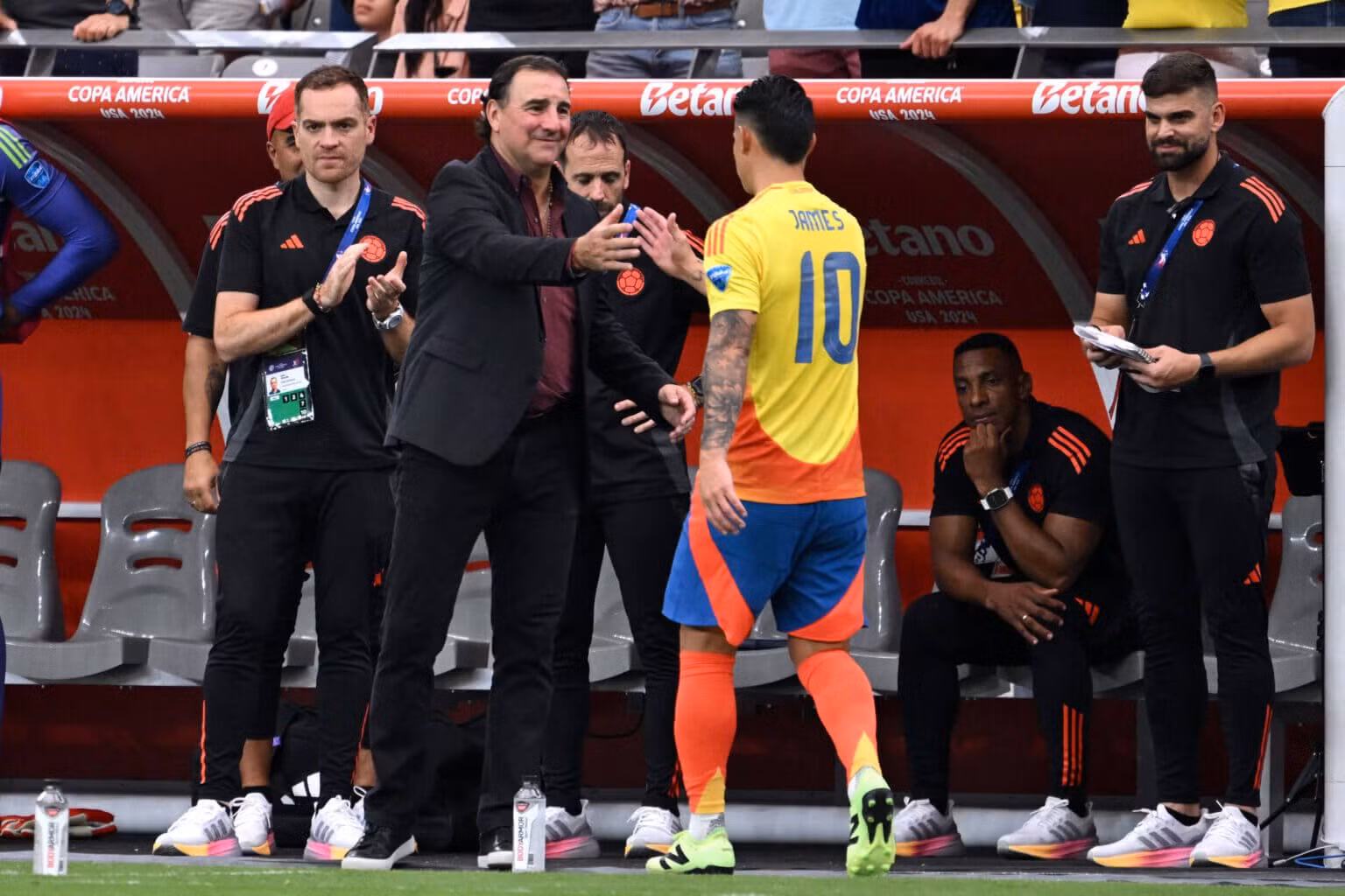 Lorenzo tận tình chỉ bảo trò cưng James Rodriguez. (Ảnh: Getty) Lorenzo tận tình chỉ bảo trò cưng James Rodriguez. (Ảnh: Getty)
