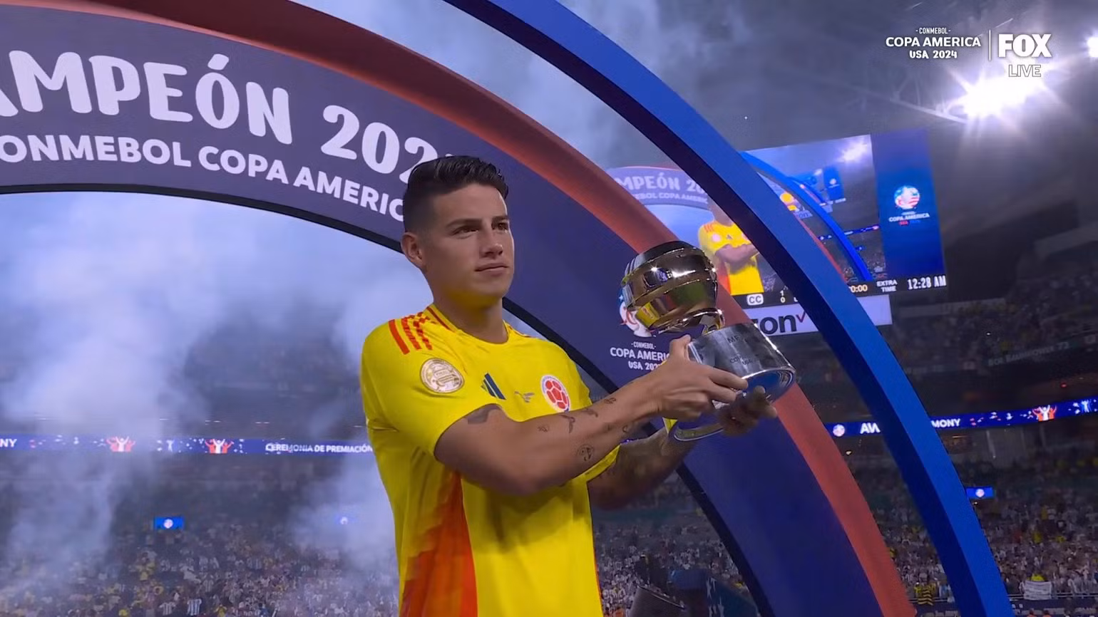 Danh hiệu Cầu thủ xuất sắc nhất giải thuộc về James Rodriguez. (Ảnh: FOX) Danh hiệu Cầu thủ xuất sắc nhất giải thuộc về James Rodriguez. (Ảnh: FOX)