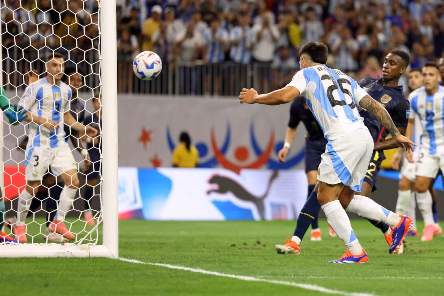 Lissandro Martinez đánh đầu mở tỷ số cho Argentina. (Ảnh: Getty)