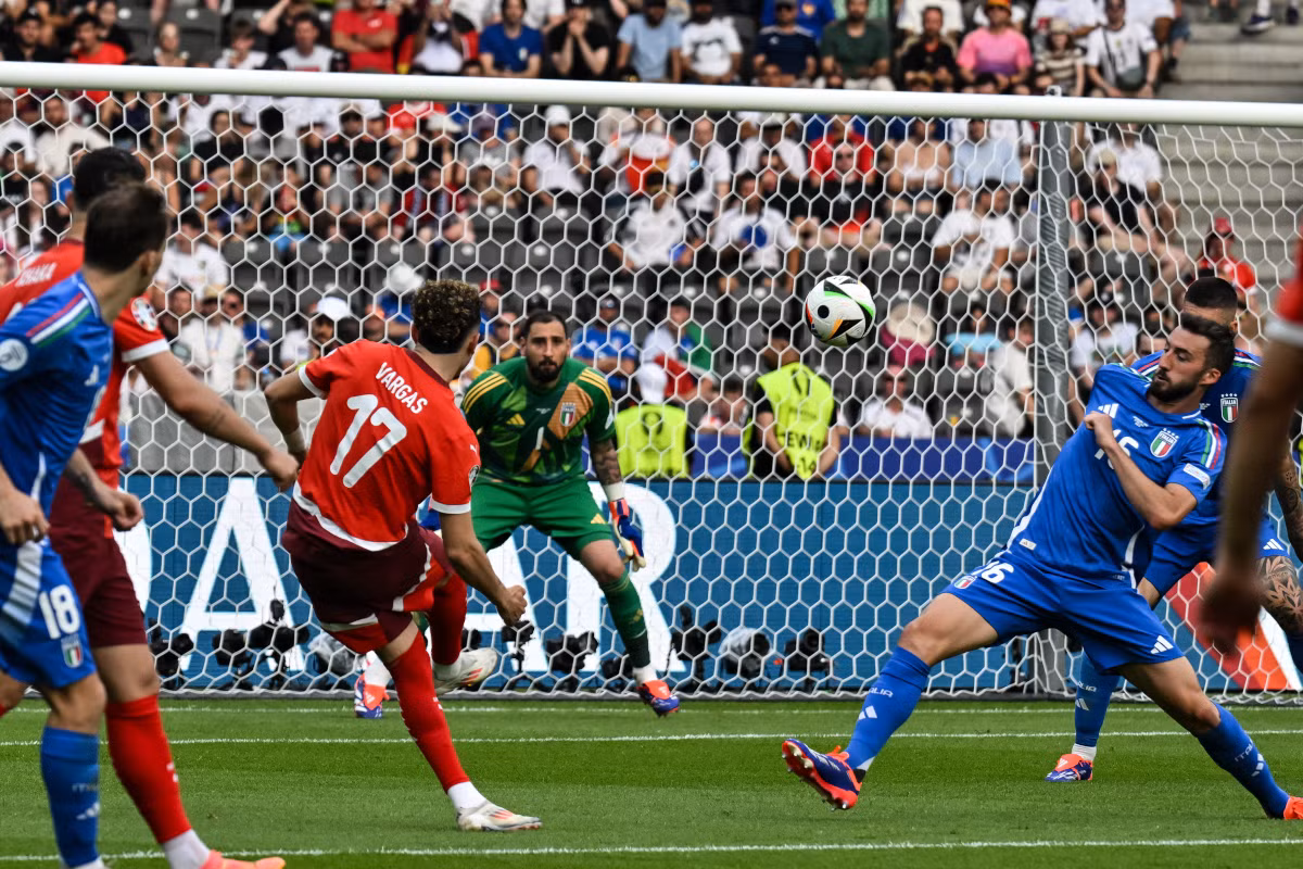 Bàn thắng đẹp mắt của Ruben Vargas vào lưới Đội tuyển Italia. (Ảnh: Getty) Bàn thắng đẹp mắt của Ruben Vargas vào lưới Đội tuyển Italia. (Ảnh: Getty)
