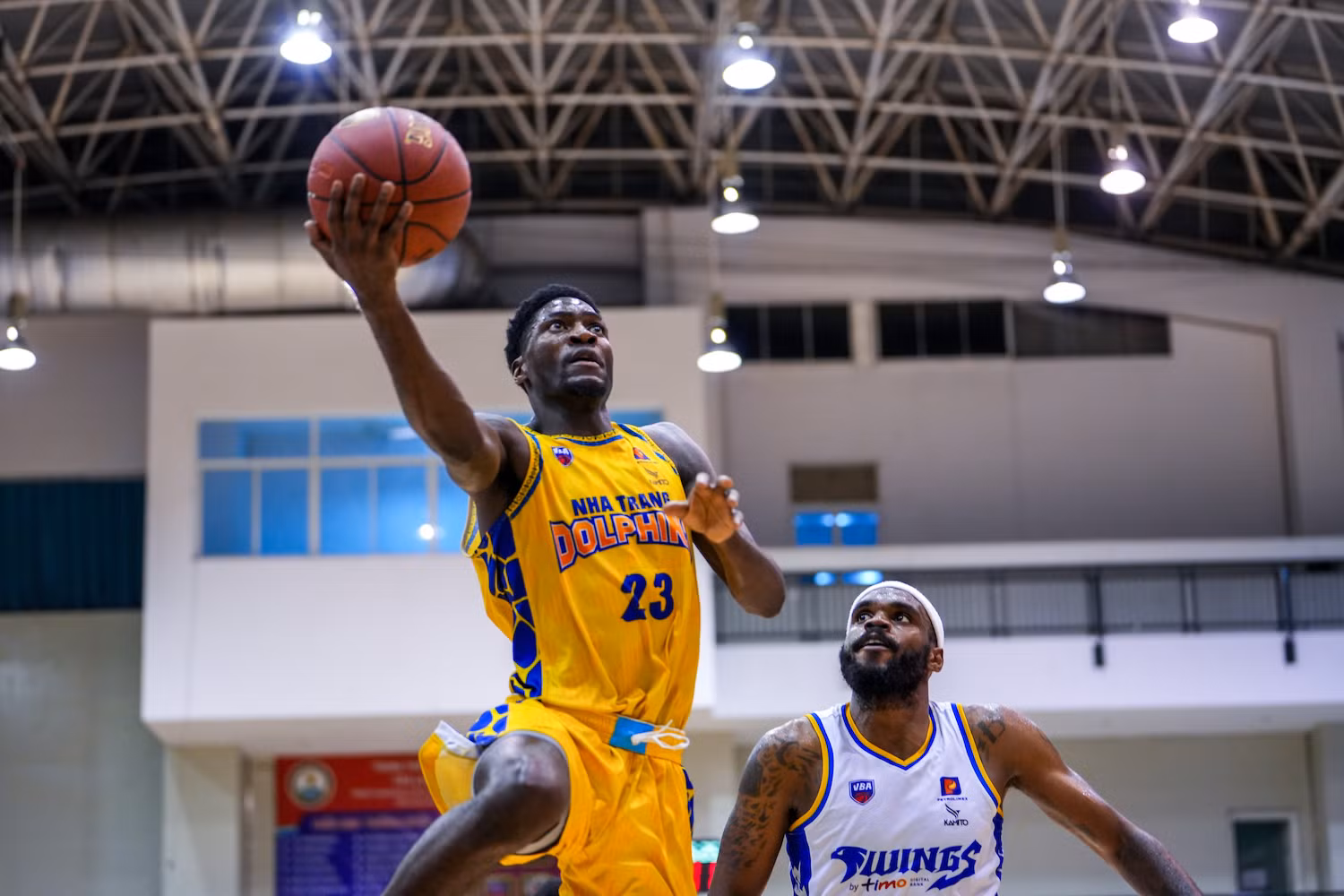 Joe Mvuezolo (áo vàng) đối đầu với Shon Briggs. (Ảnh: VBA) Joe Mvuezolo (áo vàng) đối đầu với Shon Briggs. (Ảnh: VBA)