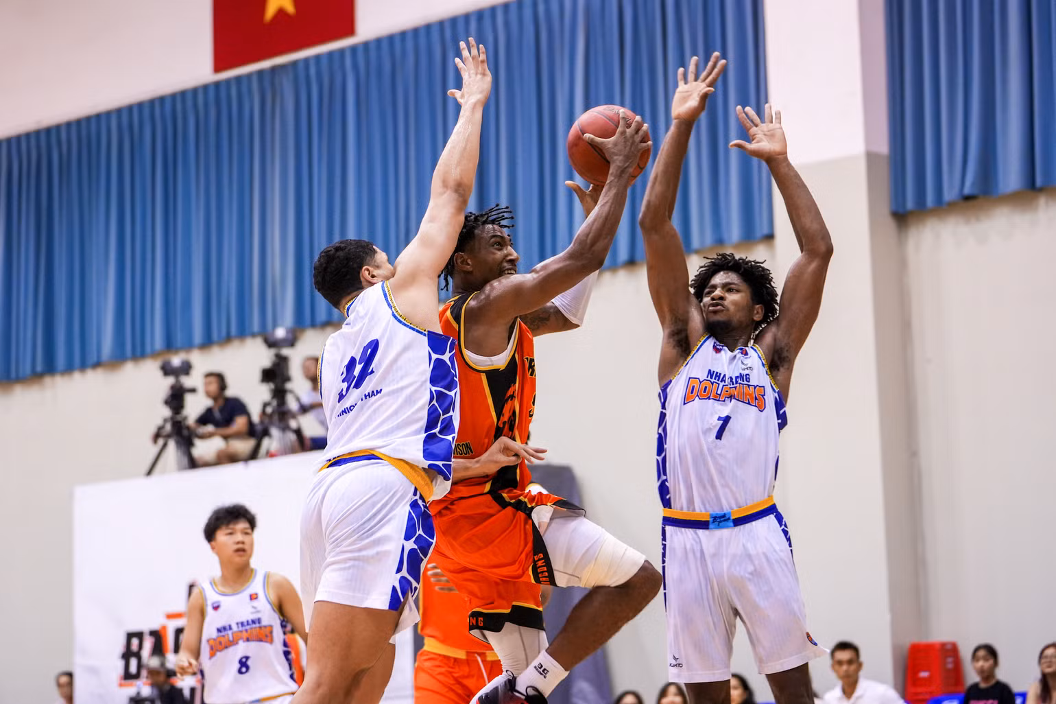 Mykal Jenkins (số 7) không chỉ là chủ lực ghi điểm mà còn phòng ngự xuất sắc. (Ảnh: VBA)