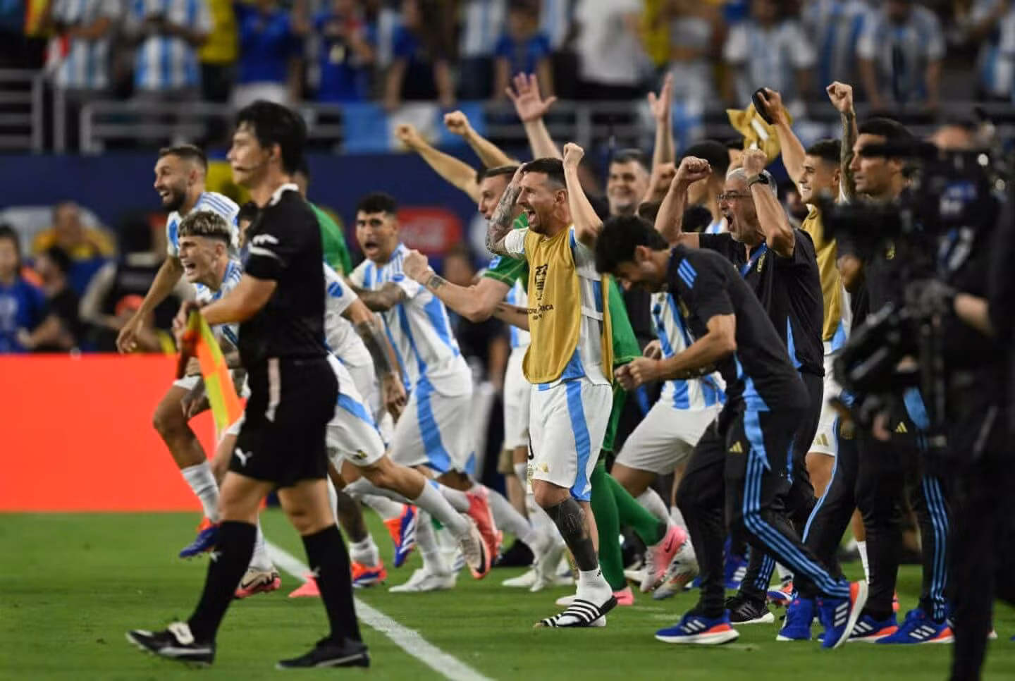 Argentina đã trở thành đội đầu tiên giành cú ăn ba danh hiệu liên tiếp. (Ảnh: Getty) Argentina đã trở thành đội đầu tiên giành cú ăn ba danh hiệu liên tiếp. (Ảnh: Getty)