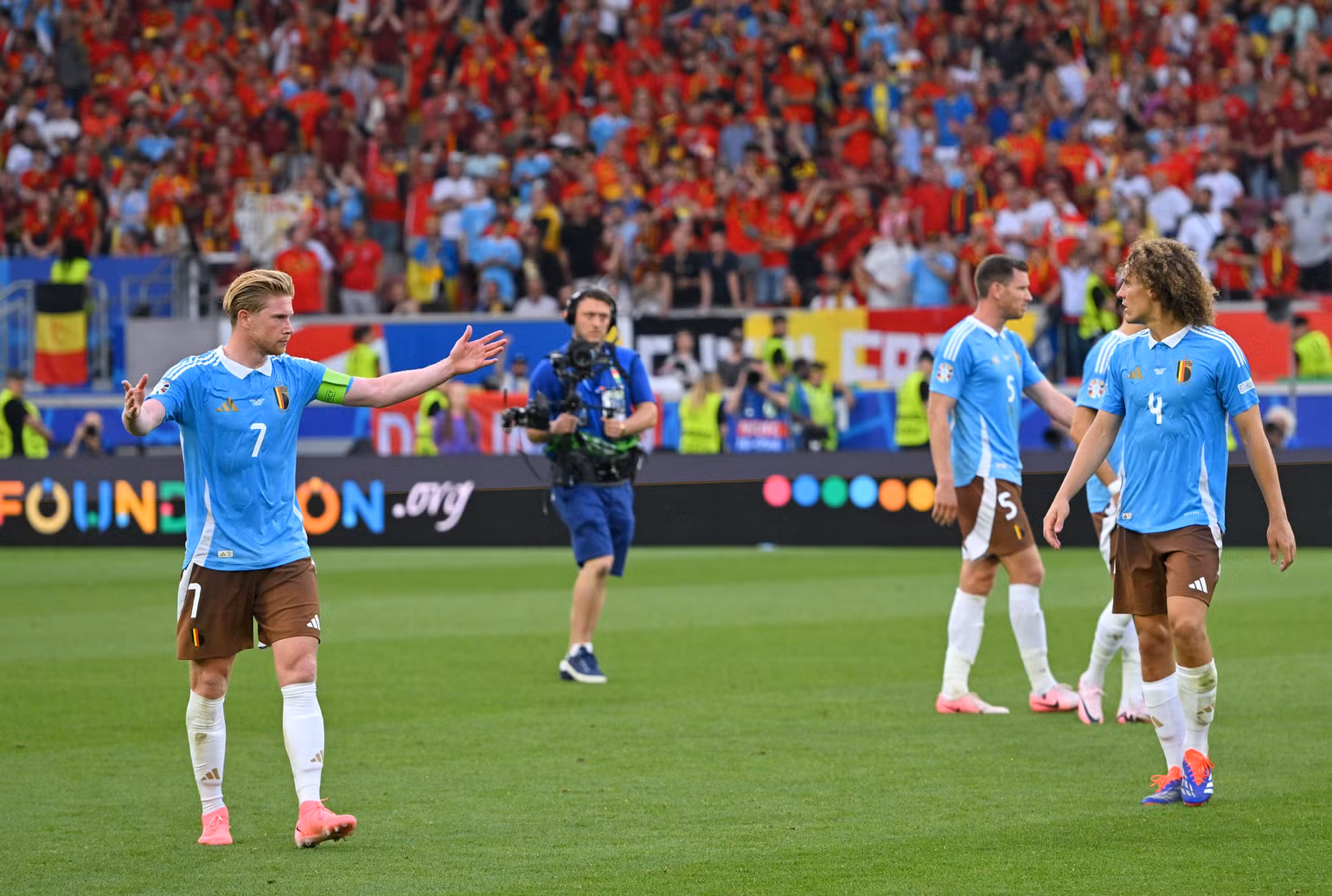 Kevin De Bruyne bất ngờ trước phản ứng của các cổ động viên. (Ảnh: Getty)