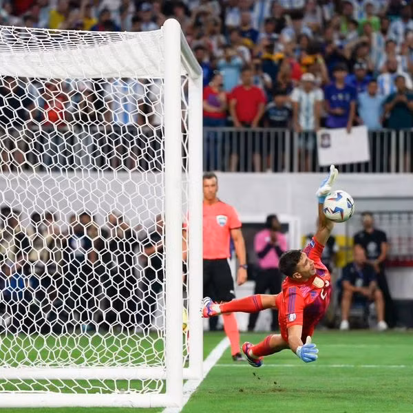 Thủ thành Emiliano Martinez là người hùng của Argentina ở loạt luân lưu. (Ảnh: Getty)