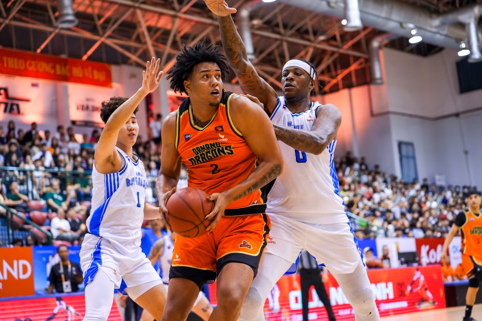 Max Allen xoay sở trước áp lực của hai cầu thủ Hanoi Buffaloes. (Ảnh: VBA) Max Allen xoay sở trước áp lực của hai cầu thủ Hanoi Buffaloes. (Ảnh: VBA)