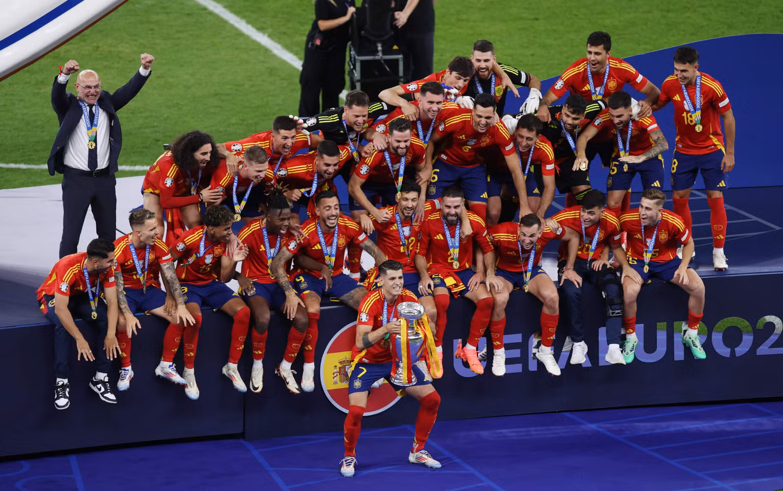Đội trưởng Alvaro Morata trong khoảnh khắc nâng cúp vô địch. (Ảnh: Getty) Đội trưởng Alvaro Morata trong khoảnh khắc nâng cúp vô địch. (Ảnh: Getty)