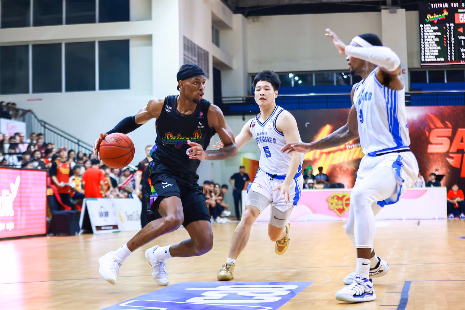 Elijah Weaver xoay sở trước hai cầu thủ Hanoi Buffaloes. (Ảnh: VBA) Elijah Weaver xoay sở trước hai cầu thủ Hanoi Buffaloes. (Ảnh: VBA)
