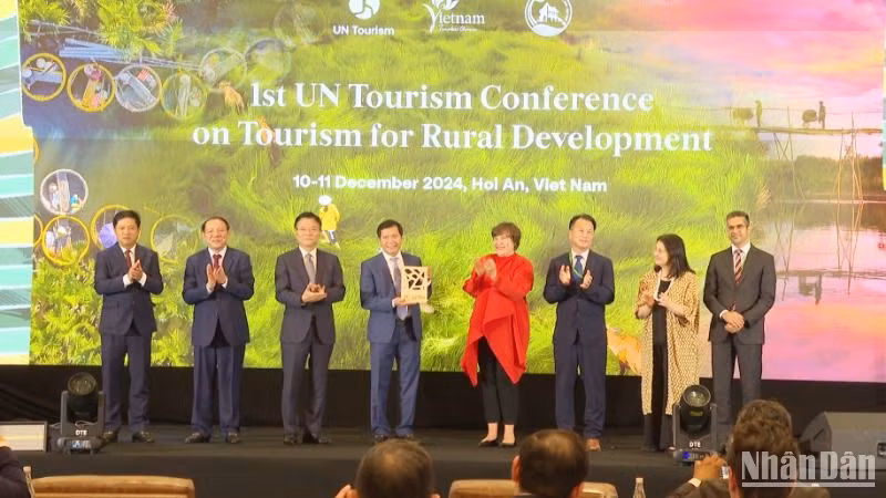 Bà Zoritsa Urosevic, Phó Tổng Thư ký UN Tourism (áo đỏ) trao chứng nhận Làng Du lịch tốt nhất năm 2024 cho Làng rau Trà Quế, thành phố Hội An (Quảng Nam).