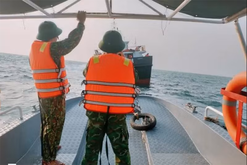 Lực lượng biên phòng Quảng Nam triển khai các biện pháp cấp bách để cứu nạn người an toàn và ứng phó sự cố tràn dầu.