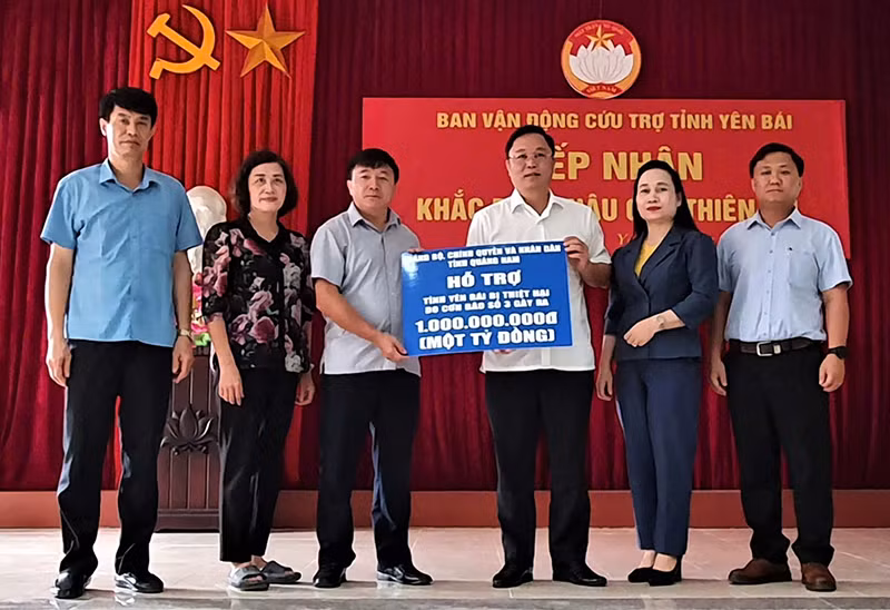 Đoàn công tác của tỉnh Quảng Nam do Chủ tịch Ủy ban Mặt trận Tổ quốc Việt Nam tỉnh Lê Trí Thanh làm trưởng đoàn đã đến thăm, động viên, chia sẻ khó khăn và trao tiền hỗ trợ tại tỉnh Yên Bái.