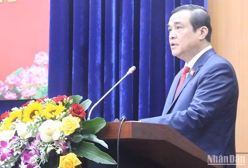 Đồng chí Phan Việt Cường, Ủy viên Trung ương Đảng, Bí thư Tỉnh ủy, Chủ tịch Hội đồng nhân dân tỉnh phát biểu tại kỳ họp.