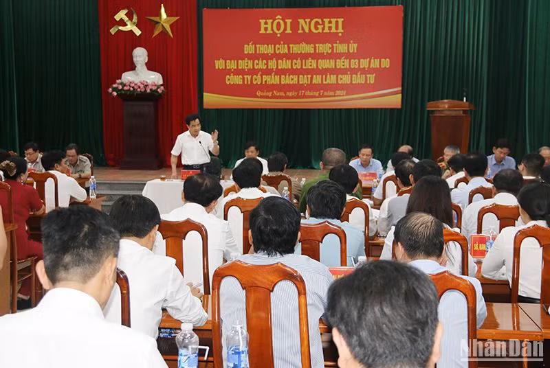 Chủ tịch Ủy ban nhân dân tỉnh Quảng Nam Lê Văn Dũng cho biết, sắp đến, các cơ quan chức năng của tỉnh sẽ tập trung xử lý dứt điểm các vướng mắc, sớm bàn giao “sổ đỏ” cho người dân. Chủ tịch Ủy ban nhân dân tỉnh Quảng Nam Lê Văn Dũng cho biết, sắp đến, các cơ quan chức năng của tỉnh sẽ tập trung xử lý dứt điểm các vướng mắc, sớm bàn giao “sổ đỏ” cho người dân.