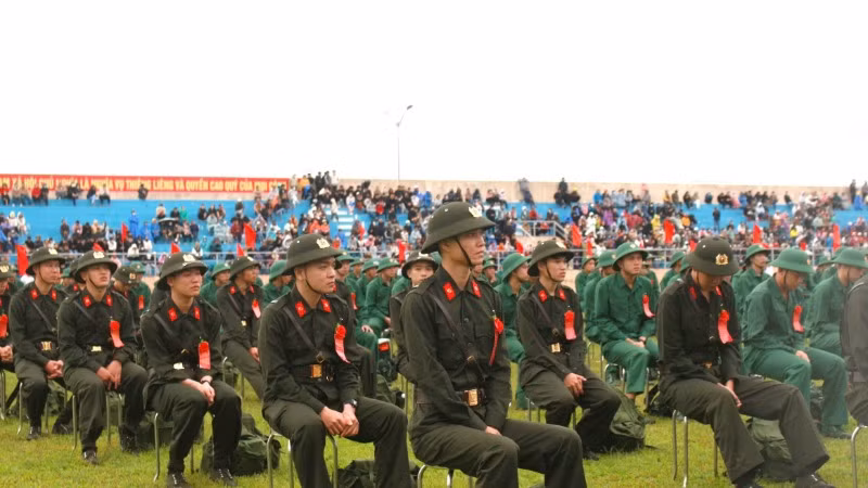 Quang cảnh lễ giao nhận quân tại thị xã Điện Bàn (Quảng Nam). Quang cảnh lễ giao nhận quân tại thị xã Điện Bàn (Quảng Nam).