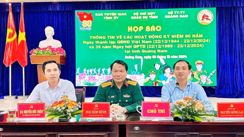 Đại diện lãnh đạo Ban Tuyên giáo Tỉnh ủy, Bộ Chỉ huy Quân sự tỉnh và Sở thông tin-Truyền thông chủ trì họp báo.