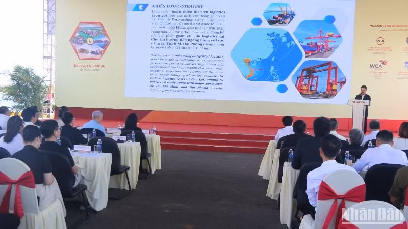 Quang cảnh lễ công bố hoàn thành nạo vét luồng hàng hải Kỳ Hà và Ký kết hợp tác giữa hãng tàu Regional Container Lines (RCL) với cảng quốc tế Chu Lai, mở tuyến hàng hải trực tiếp Chu Lai-Ấn Độ.